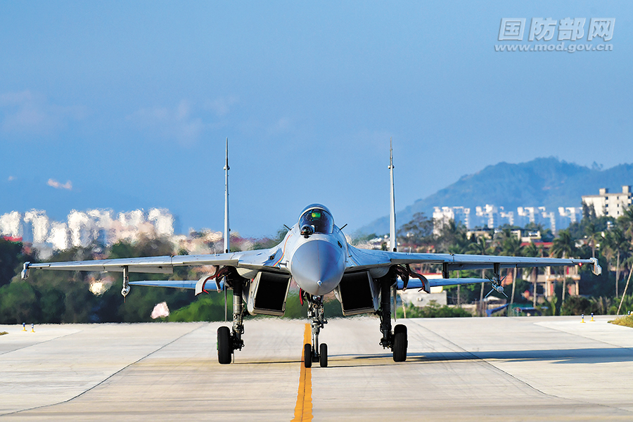 海军航空兵某部开展飞行训练