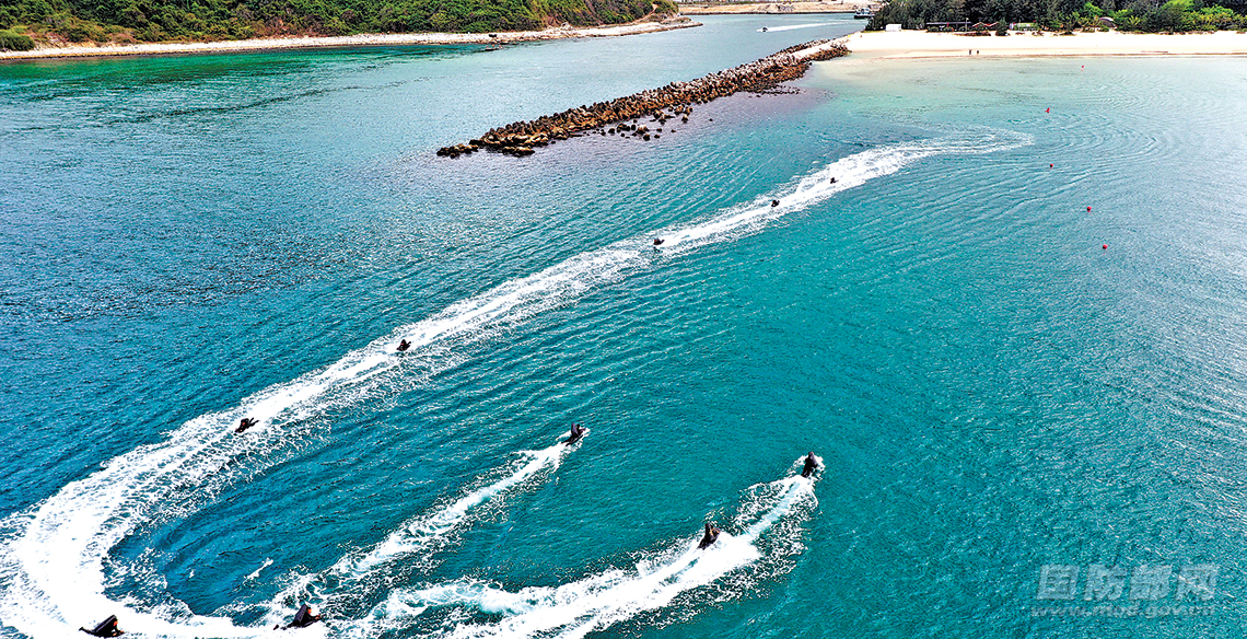 海军某部在某岸滩组织濒海课目训练