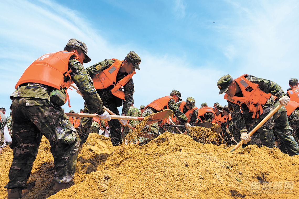 武警湖南总队官兵装填搬运沙袋加固华容县团洲垸堤坝
