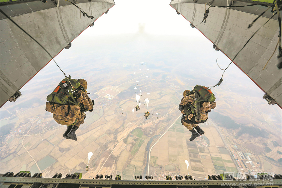 空降兵某部组织伞降实跳训练锤炼官兵实战能力