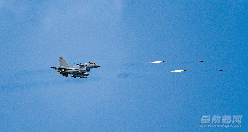 空军某部组织实弹射击训练