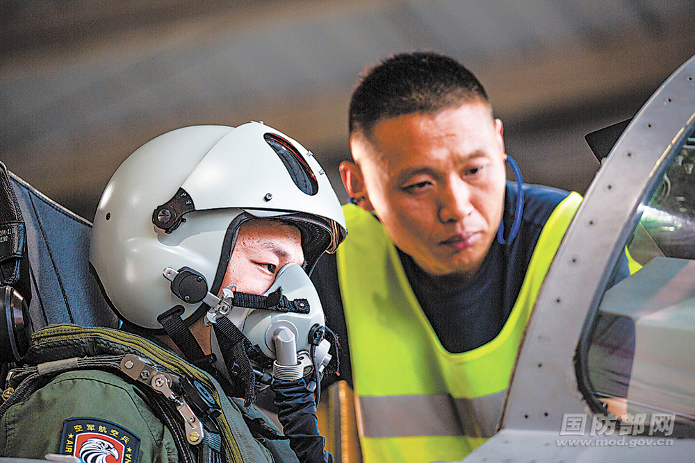 凌云激战——北部战区空军航空兵某旅飞行训练影像